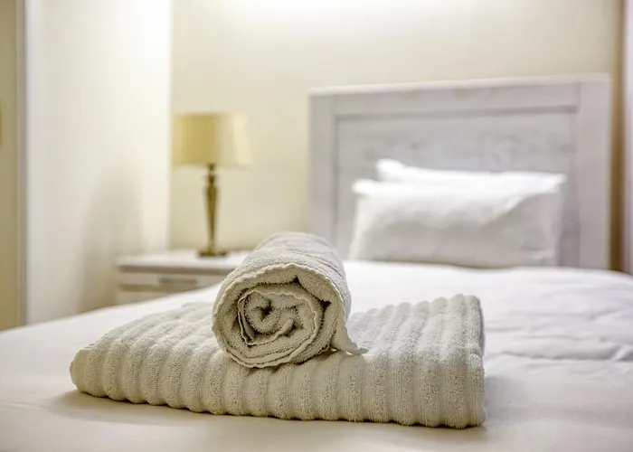 Qawra Seafront With Large Front Terrace Διαμέρισμα *