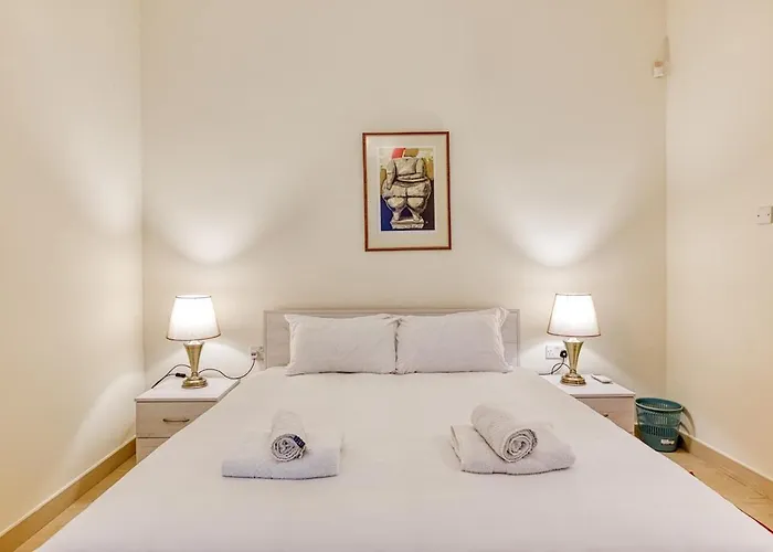 Qawra Seafront With Large Front Terrace Appartamento *